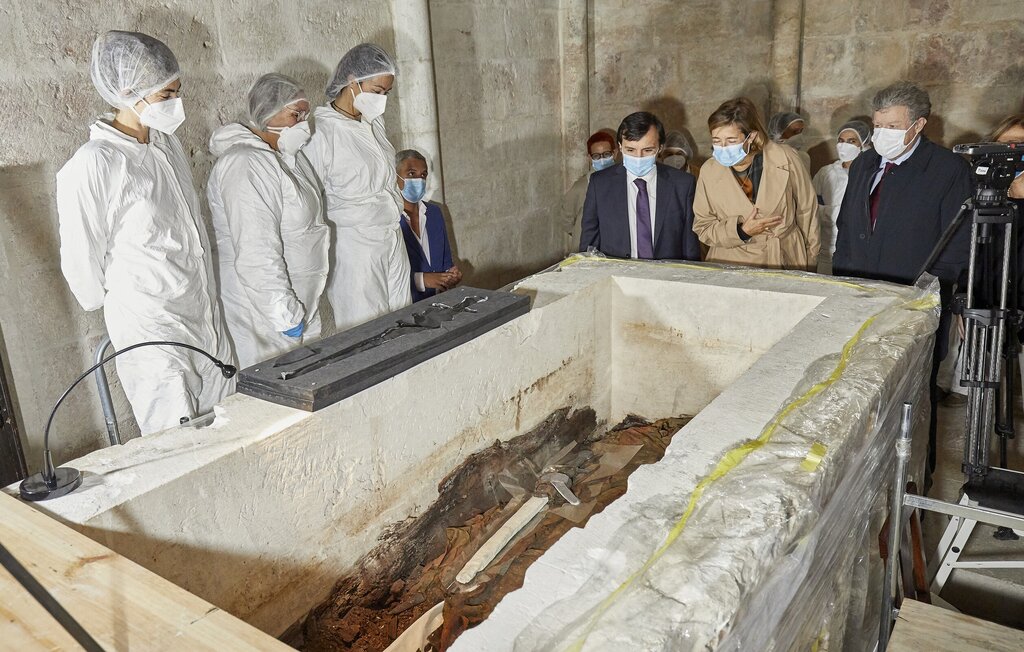 Espada de D. Dinis retirada do túmulo